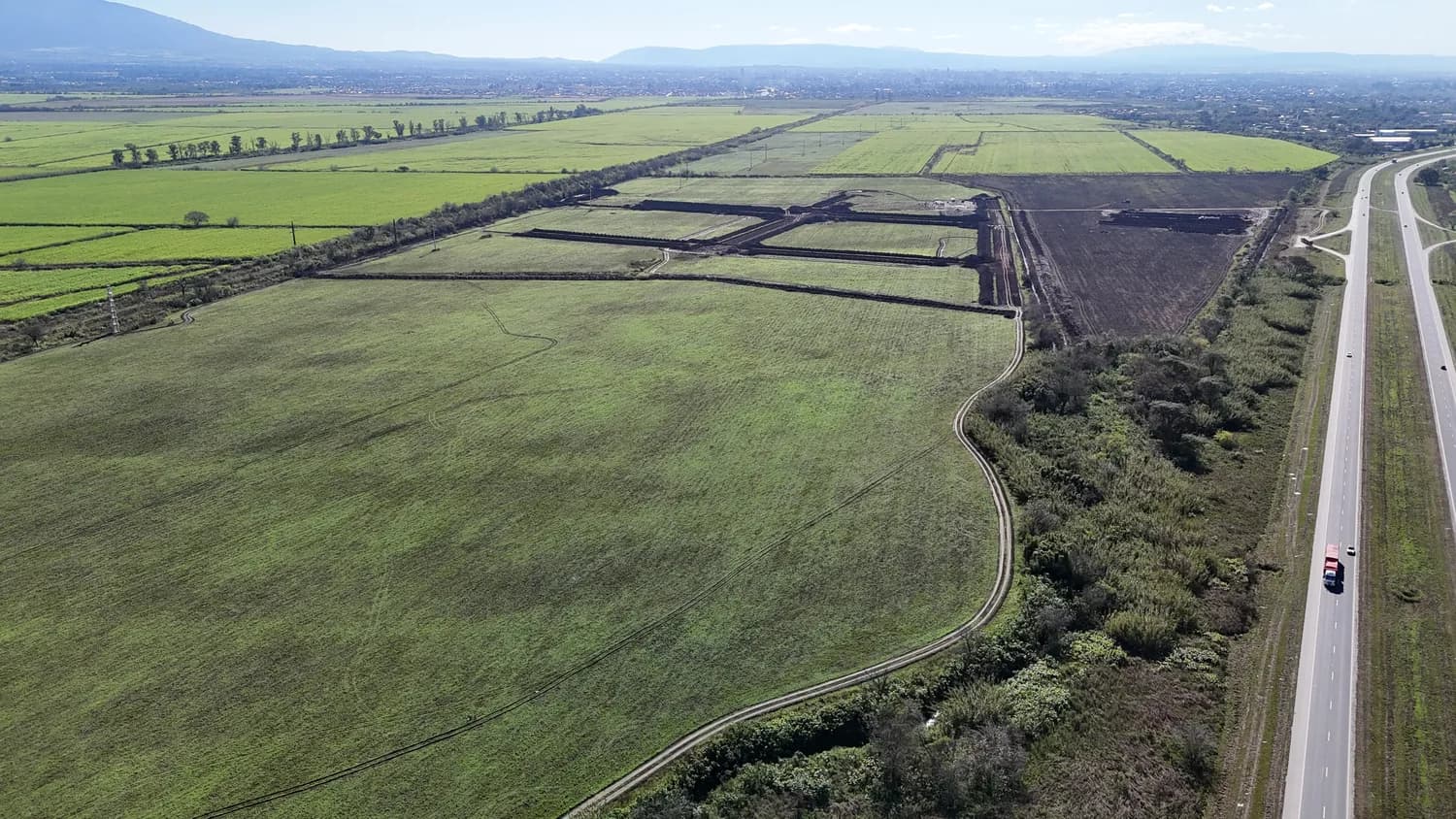 La RN38 a la altura del parque, con las sierras del NOA al fondo