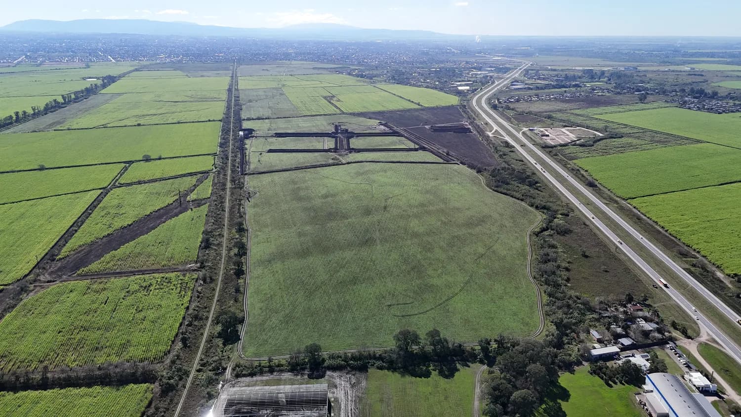 Campos y la Ruta Nacional 38 — el entorno del parque en Lules, Tucumán