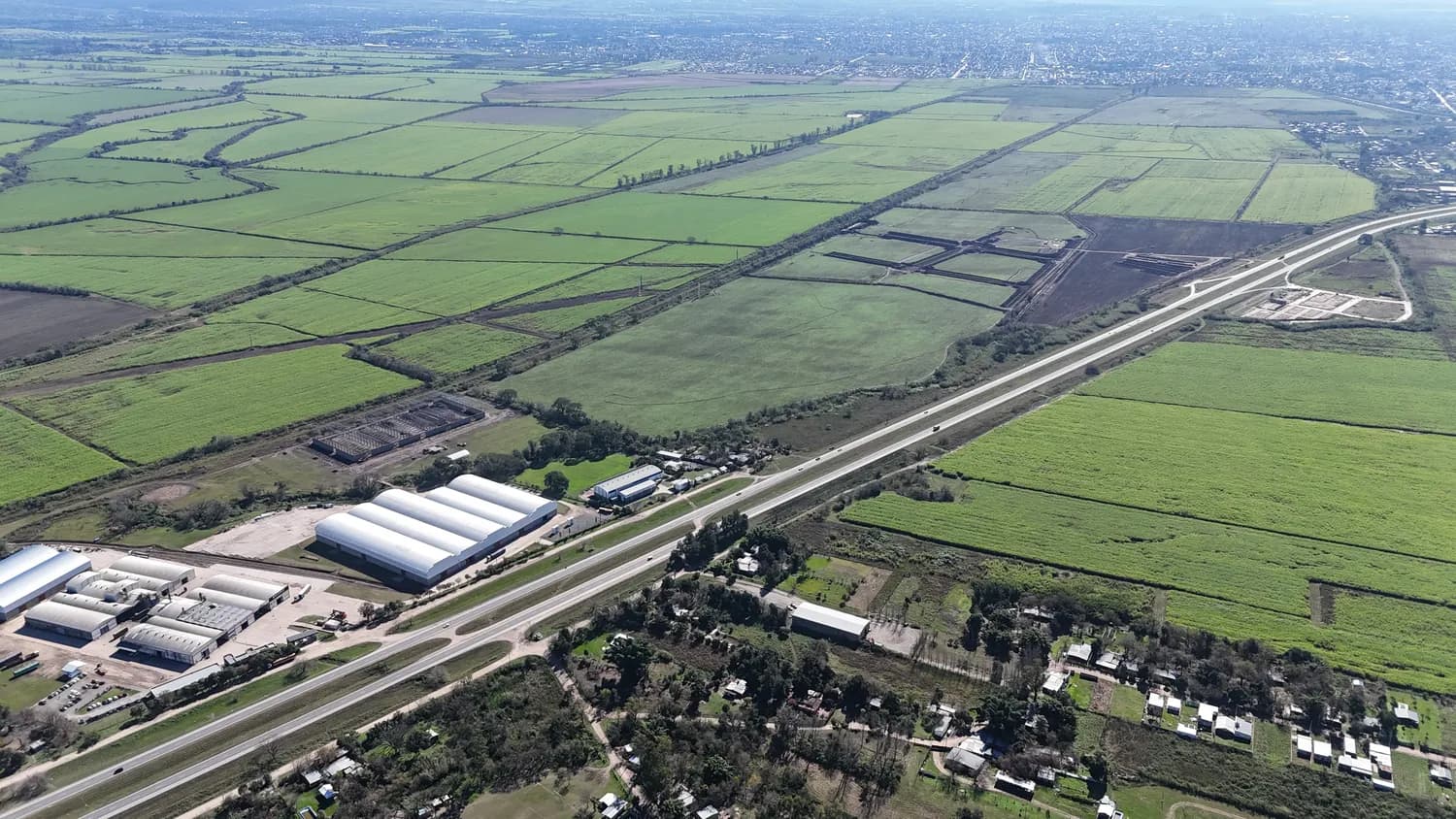 Accesos, canal y estructuras existentes del predio de Terminal Paramerica